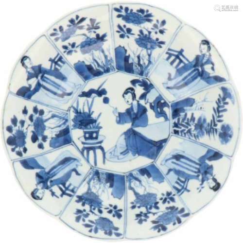 Een porseleinen bordje met decor van Chinese dames. China, Kangxi.Gerestaureerd. Ø 16,5 cm.A