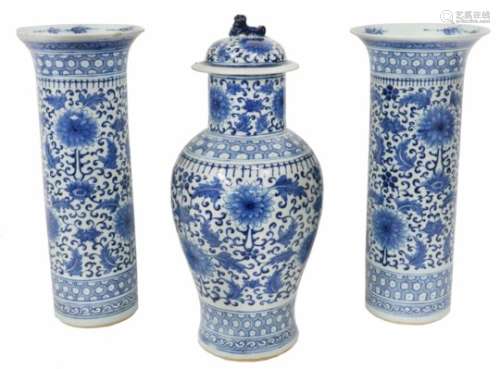 Een porseleinen driedelig kaststel met blauw bloemen decor. China, 19e/20e eeuw.Deksel is gelijmd.
