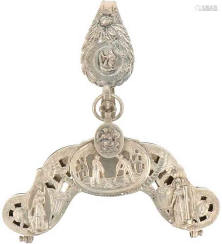 Tasbeugel met rokhaak zilver.Fraaie ornamenteel gedecoreerd met gegoten en opgesoldeerde figuren