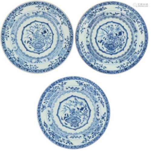Een set van drie porseleinen borden met blauw floraal decor. China, Qianglong.Chip en twee