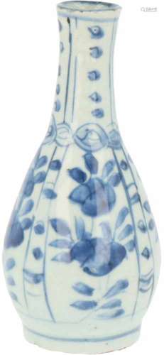 Een porseleinen vaas met blauw floraal decor in vakverdeling. China, Wanli.Haarlijn in de hals. Afm.