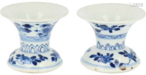 Een set van twee porseleinen zoutvaatjes met blauw floraal decor, gemerkt met artemisia. China,