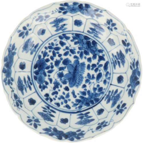 Een porseleinen bord met blauw floraal decor, gemerkt Chenghua. China, Kangxi.Minimale randschade. Ø