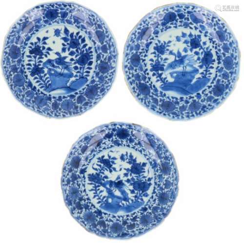 Een set van drie porseleinen borden met blauw floraal decor. China, Kangxi.Randschade. Ø 17,5 cm.A