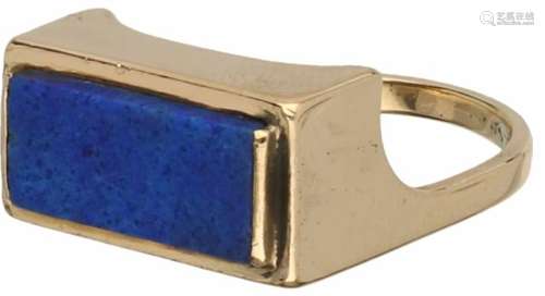 Pierre Cardin design ring geelgoud, lapis lazuli - 18 kt.Lapis lazuli ca. 16 x 7 mm. Ringmaat: 18