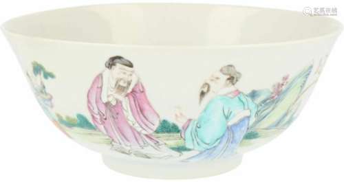 Een porseleinen kom met Famille Rose decor met Chinese figuren, gemerkt in periode. China, Guangxu.