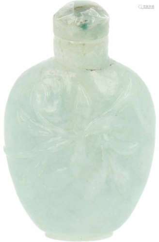 Een jadeite snuff bottle gedecoreerd met bloemen. China, begin 20e eeuw.Afm. 6 x 3,5 cm.A jadeite