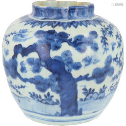 Een porseleinen vaas met blauw floraal decor. China, Wanli.Gerestaureerd. Haarlijnen. Afm. 17 x 16