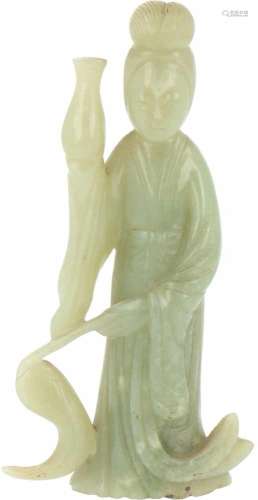 Een Quanyin gesneden uit jade. China, 20e eeuw.Afm. 14 x 6,5 cm.A Guanyin cut from jade. China, 20th