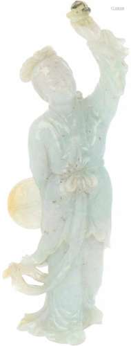 Een Hofdame gesneden uit jadeite met drie kleuren. China, 20e eeuw.Afm. 6,5 x 4,5 cm.A lady-in-