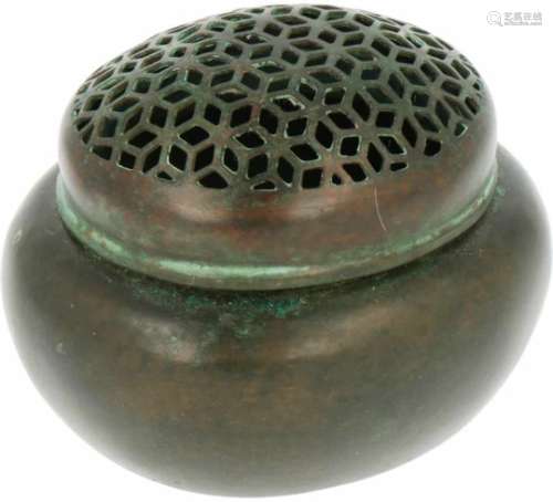 Een bronzen handwarmer, gemerkt. China, 19e eeuw.Afm. 8 x 5 cm.A bronze hand warmer, marked.