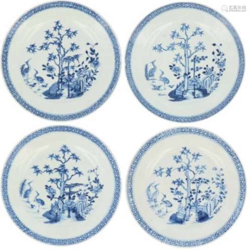 Een set van 4 porseleinen borden met blauw landschapsdecor. China, 18e eeuw.Chips. Ø: 26 cm.A set of