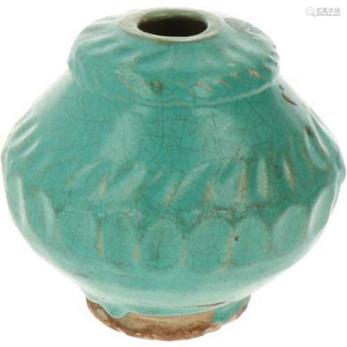 Een celadon geglazuurde Gendi. China(?), Ming.Tuit mist. Afm. 11 x 11 cm.A celadon glazed Gendi.