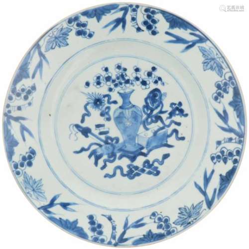 Een porseleinen bord met decor van o.a een vaas met bloemen. China, Qianlong.Ø 22,5 cm.A porcelain