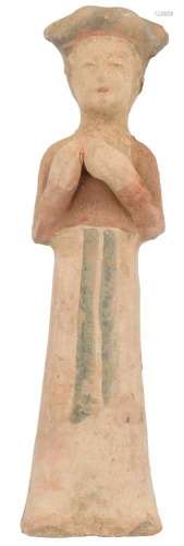 Een terracotta figuur in de vorm van een dame. China, vermoedelijk Tang.Lichte beschadigingen.