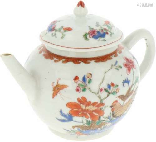 Een porseleinen theepot met famille rose decor. China,Yongzheng.Afm 12 x 16 cm.A porcelain teapot