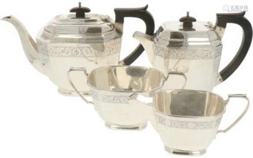(4) delig koffie en Thee servies zilver.Met gezwart houten handvatten en knoppen voorzien van