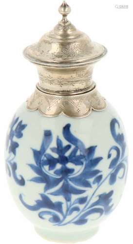 Een porseleinen theebus met zilveren stop. China, Kangxi.Afm. 14 x 7 cm.A porcelain tea caddy with