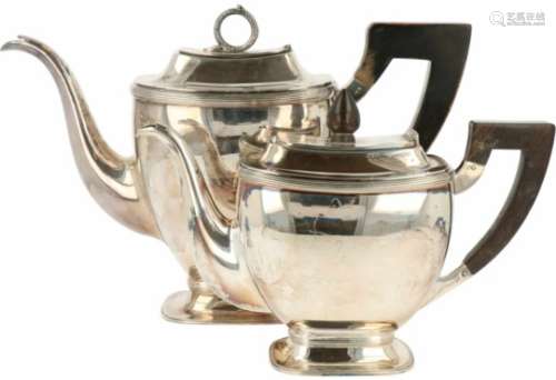 Koffie- en theekan zilver.Met gezwarthouten handvatten. Import, 20e eeuw, Keurtekens: ZII, 835,