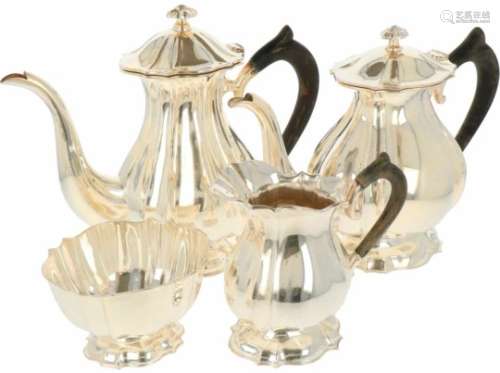 (4)Delig koffie- en theeservies zilver.Met suikerpot, melk-, thee- en koffiekan. Met gezwarthouten