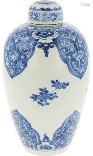 Een porseleinen voorraadpot met bloemendecor. China, Kangxi.Haarlijn. Afm. 21,5 x 12 cm.A