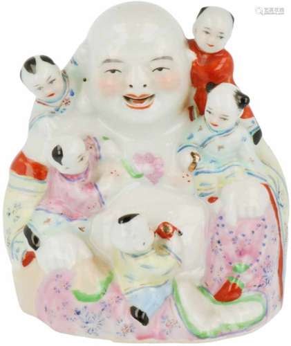 Een porseleinen Boeddha met kindjes. China midden 20e eeuw.Afm. 14 x 12,5 cm.A porcelain Buddha with