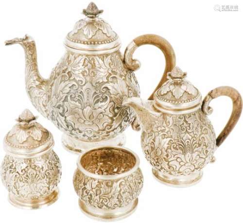 (4) delig koffieservies zilver.Met fraaie gegoten decoraties en vogelbek tuit. Indonesie, begin