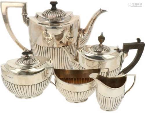 (5) delig servies zilver.W.o. theebus, koffiepot, koffiepotje en roomstel. Duitsland/ Engeland,