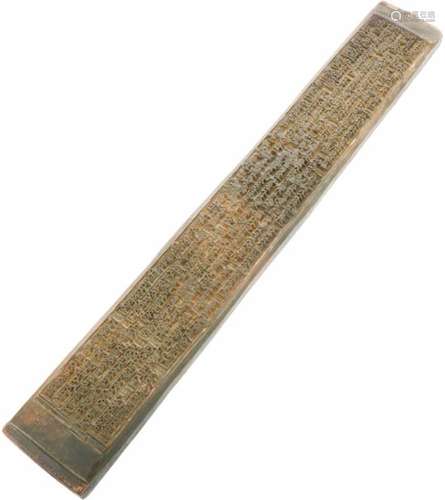 Een houten gebedsstempel. Tibet, 19e eeuw.Afm. 55 x 7,5 cm.A wooden prayer stamp. Tibet, 19th