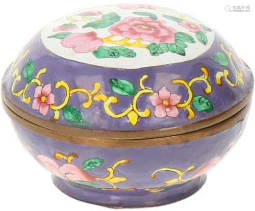 Een emaille dekseldoosje beschilderd met bloemen. China,20e eeuw.Afm. 4,5 x 8 cm.An enamel lid box