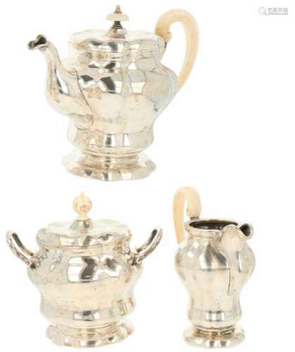 (3) delig thee servies zilver.Fraaie gelobde vorm en accoladerand, voorzien van ivoren handvatten en