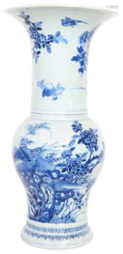 Een porseleinenen Yen Yen vaas met blauw floraal decor. China, Kangxi.Afm. 44 x 22 cm.A porcelain