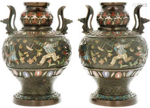 Een stel bronzen cloisonné vazen. China, 19e eeuw.Afm. 25 x 15,5 cm.A pair of bronze cloisonné