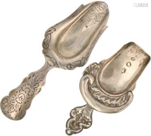 (2) Theeduimen zilver.Met gedreven en gegraveerde versieringen. Nederland, 1848/1865, Keurtekens: