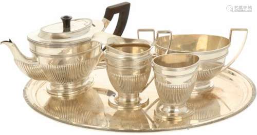 (5) delige koffieservies zilver.Ovaal gevormd model met geribd decor en voorzien van houten handvat.