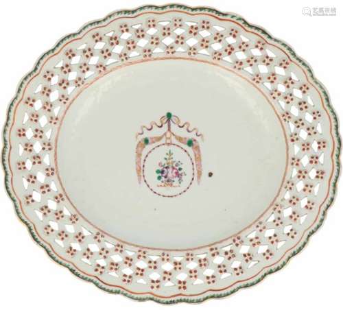 Een porseleinen Chine de Commande schaal met azur decor. China, Qianglong.Randfritting. Ø 27 cm.A