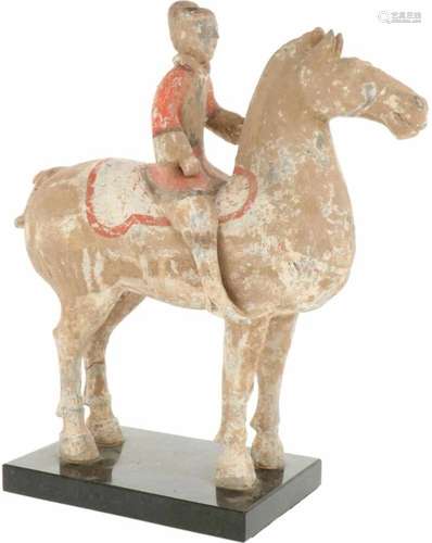 Een gepolychromeerde Han Dynasty (206 BC - 220 AD) terracotta ruiterbeeld op hardstenen sokkel. H: