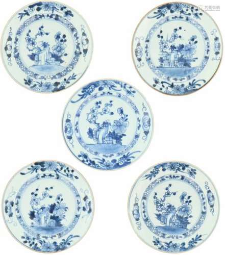 Een lot van vijf porseleinen bordjes met bloemendecor. China, 18e eeuw.Randschade. Ø 16 cm.A lot