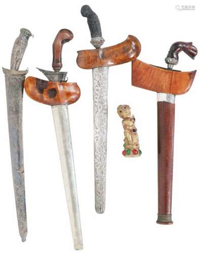 Een lot van vier krissen en één los handvat. A lot of four keris' statues and one handle.