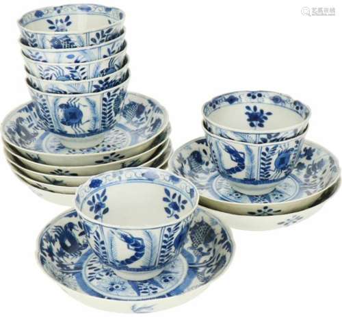 Een set van acht kop en schotels met vissendecor. China, Kangxi.Ø 12 cm.A set of eight cups and