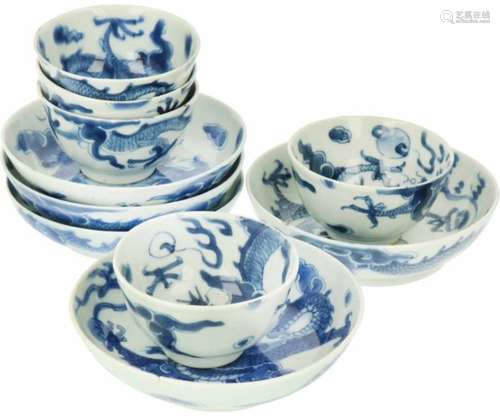 Een set van vijf porseleinen kop en schotels met blauw decor van draken. China, 18e eeuw.Randschade,