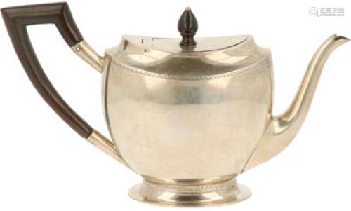 Koffiepot zilver.Small ovaal model in empire stijl met subtiele decoratie randen en houten handvat