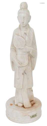 Een albasten beeld in de vorm van een Chinese dame.Afm. 40 x 12 cm.An alabaster statue in the