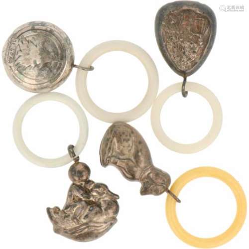 (4) Rammelaars verzilverd.Met diverse afbeeldingen en vormen waarvan 1 800 zilver. Nedeland, 20e