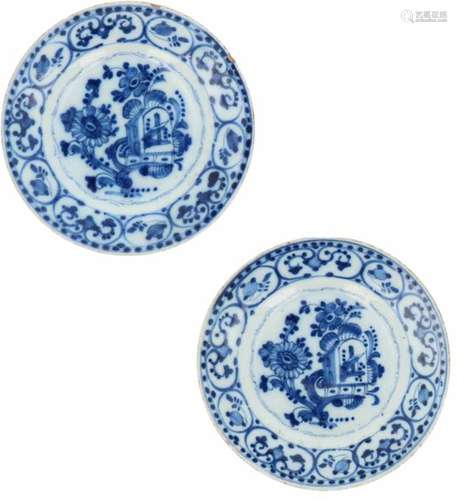 Een set van twee aardewerk borden met landschapsdecor. Delft, 18e eeuw.Randschade. Ø 22 cm.A set