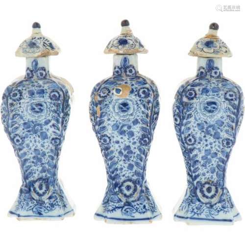 Een set van drie aardewerk kastvazen. Delft, 18e eeuw.Zware beschadigingen. Afm. 19 x 6 cm.A set