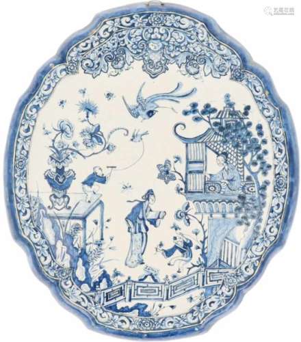 Een Delftse plaquette met Chinees decor. Delft, 18e eeuw.Haarlijnen. Afm. 38 x 31 cm.A Delft