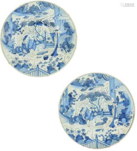 Een set van twee schotels met Chinees decor. Delft, 18e eeuw.Randschade. Ø 33 cm.A set of two dishes