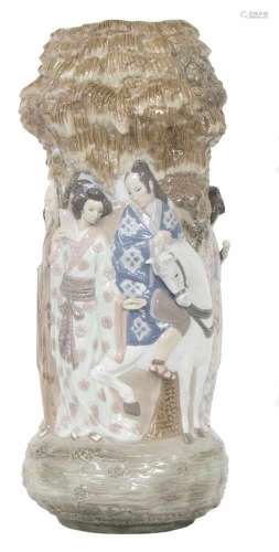 Een porseleinen tafelstuk gedecoreerd met Chinese figuren, gemerkt Lladro. Spanje, eind 20e eeuw.
