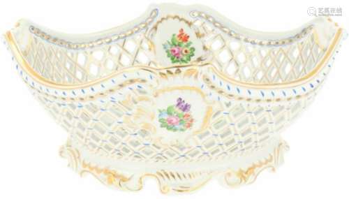 Een porseleinen tafelstuk, gemerkt Herend. Hongarije, eind 20e eeuw.Afm. 17 x 40 x 28 cm.A porcelain